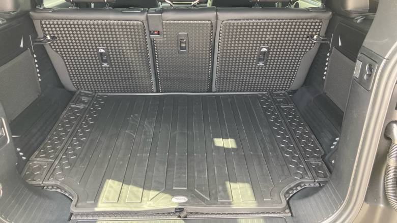 Land Rover Defender 3.0 D250 X-Dynamic SE 110 5dr Auto Diesel Estate